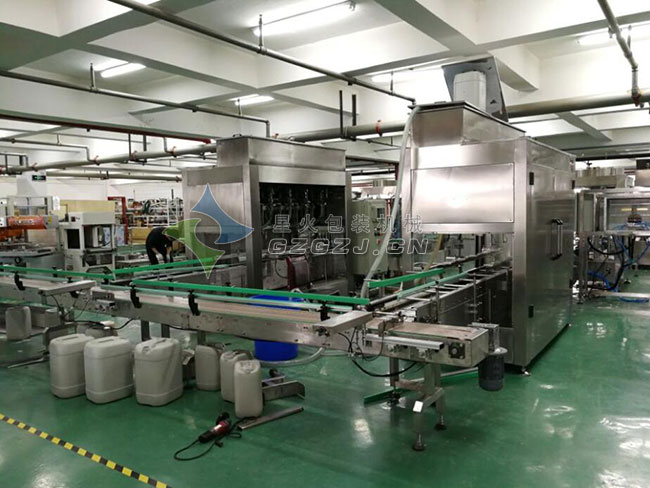 派克龍稱重式灌裝機智能化裝配車間